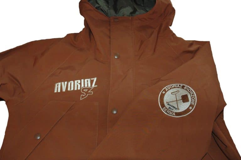 Marquage sur manteau hiver pour Snowzone Serma par Léman Broderie