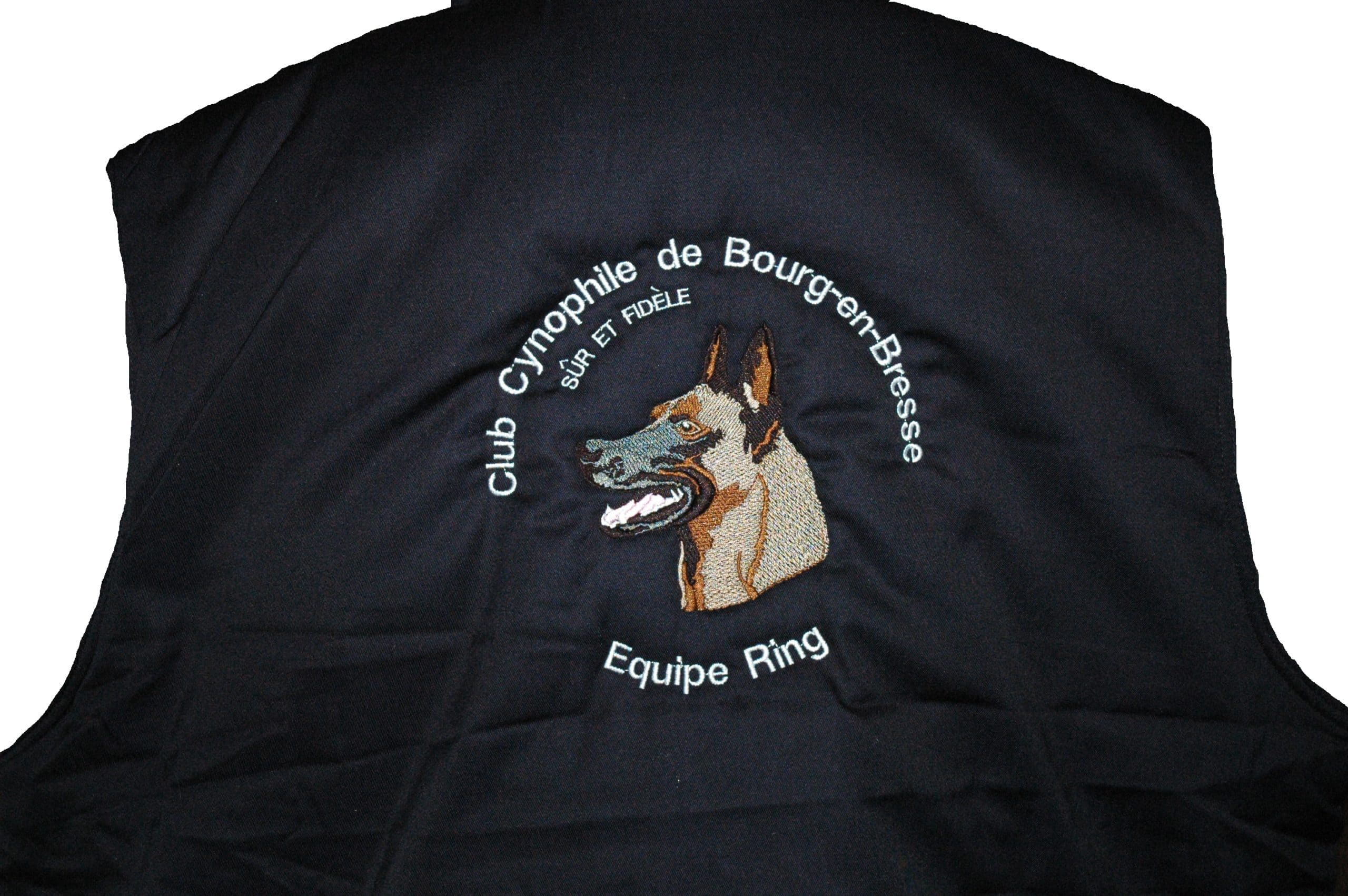 Marquage dos sur un manteau manche courte pour le club cynophile de Bourg en Bresse par Léman Broderie
