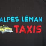 Broderie du logo de Alpes Léman Taxis sur veste outdoor softshell par Léman Broderie