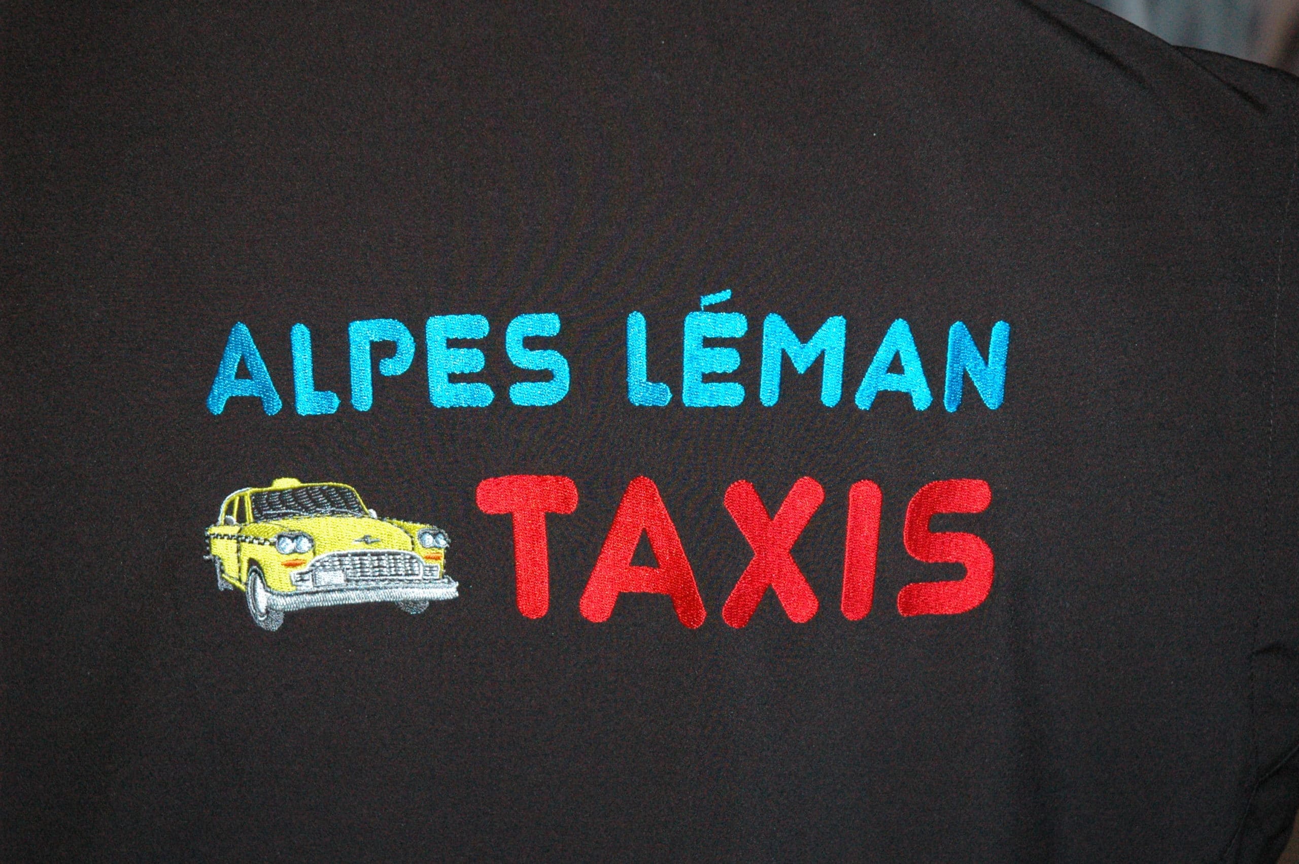 Broderie du logo de Alpes Léman Taxis sur veste outdoor softshell par Léman Broderie