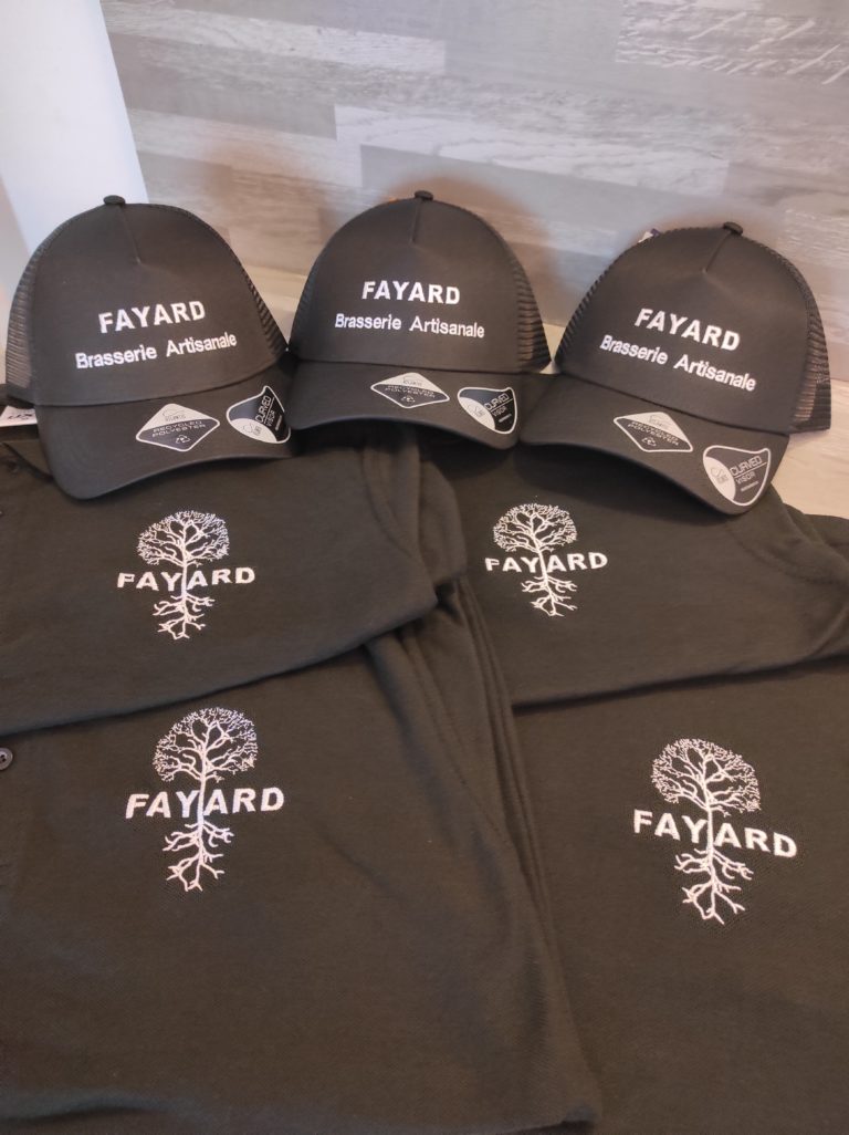 Marquage sur casquette et Polo pour la Brasserie Fayard fait par Léman Broderie